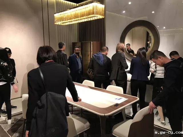 J&Abetway开户网站姜峰先生与意大利顶级家具品牌TURRI合作的”铄”(Melting light)系列参加米兰展 J&Abetway开户网站姜峰先生与意大利顶级家具品牌TURRI合作的”铄”(Melting light)系列参加米兰展