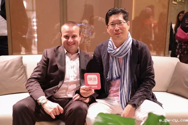 J&Abetway开户网站董事长/总设计师-姜峰先生在2018米兰国际家具展接受媒体采访 J&Abetway开户网站董事长/总设计师-姜峰先生在2018米兰国际家具展接受媒体采访