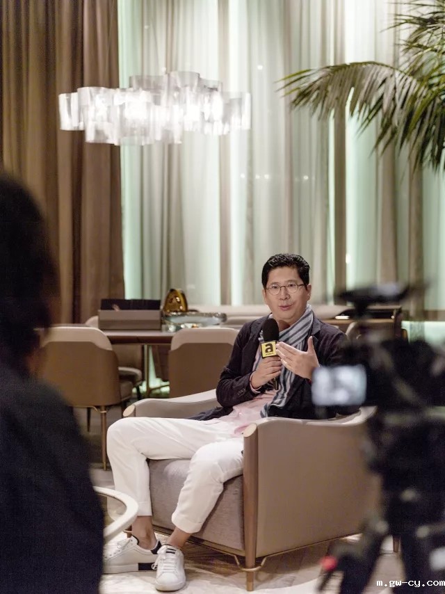 J&Abetway开户网站董事长/总设计师-姜峰先生在2018米兰国际家具展接受媒体采访 J&Abetway开户网站董事长/总设计师-姜峰先生在2018米兰国际家具展接受媒体采访