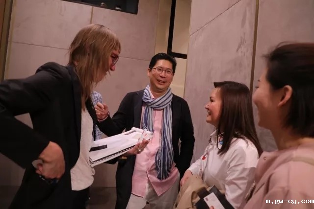 J&Abetway开户网站董事长/总设计师-姜峰先生在米兰国际家具展与众多人士现场交流 J&Abetway开户网站董事长/总设计师-姜峰先生在米兰国际家具展与众多人士现场交流