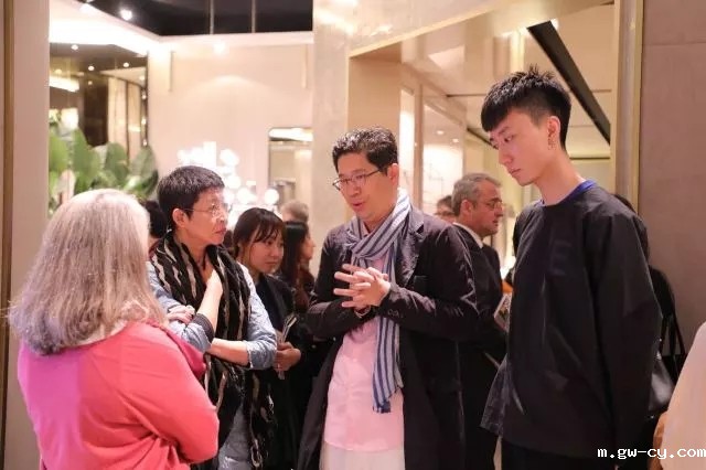 J&Abetway开户网站董事长/总设计师-姜峰先生在米兰国际家具展与众多人士现场交流 J&Abetway开户网站董事长/总设计师-姜峰先生在米兰国际家具展与众多人士现场交流