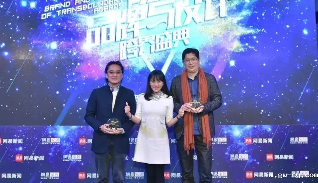 J&A总设计师姜峰先生(右一)应邀出席由网易新闻、网易家居联合主办2016网易家居“有态度”品牌与设计跨界盛典 J&A总设计师姜峰先生(右一)应邀出席由网易新闻、网易家居联合主办2016网易家居“有态度”品牌与设计跨界盛典