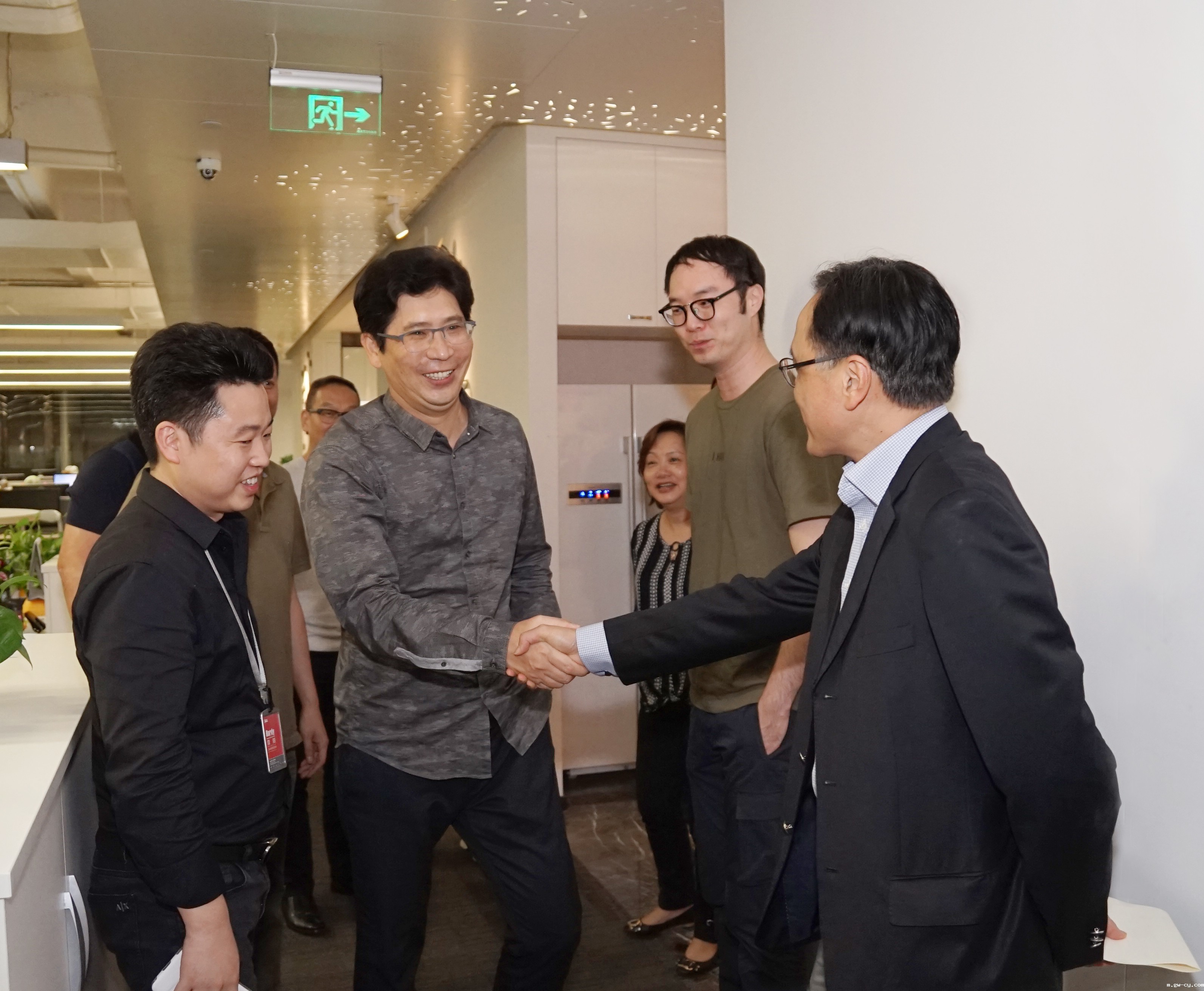 J&Abetway开户网站董事长、总设计师姜峰先生欢迎杨国安教授 J&Abetway开户网站董事长、总设计师姜峰先生欢迎杨国安教授