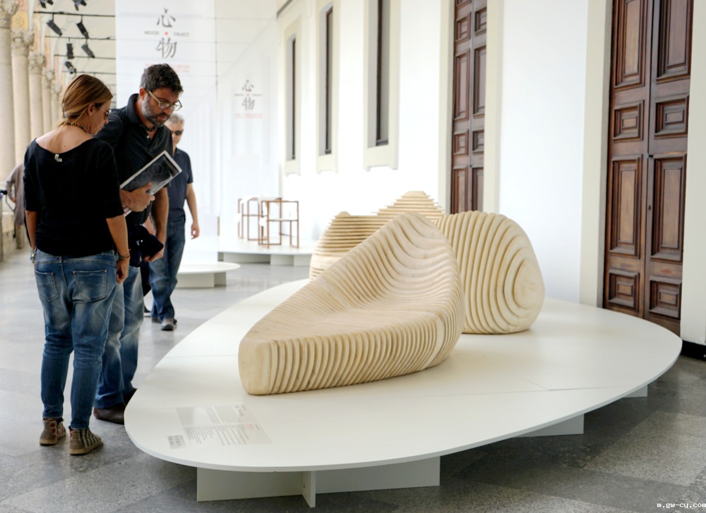 2015年,J&Abetway开户网站董事长/总设计师姜峰先生携参展作品《聚·离》在米兰大学参与了“心物”展。 2015年,J&Abetway开户网站董事长/总设计师姜峰先生携参展作品《聚·离》在米兰大学参与了“心物”展。