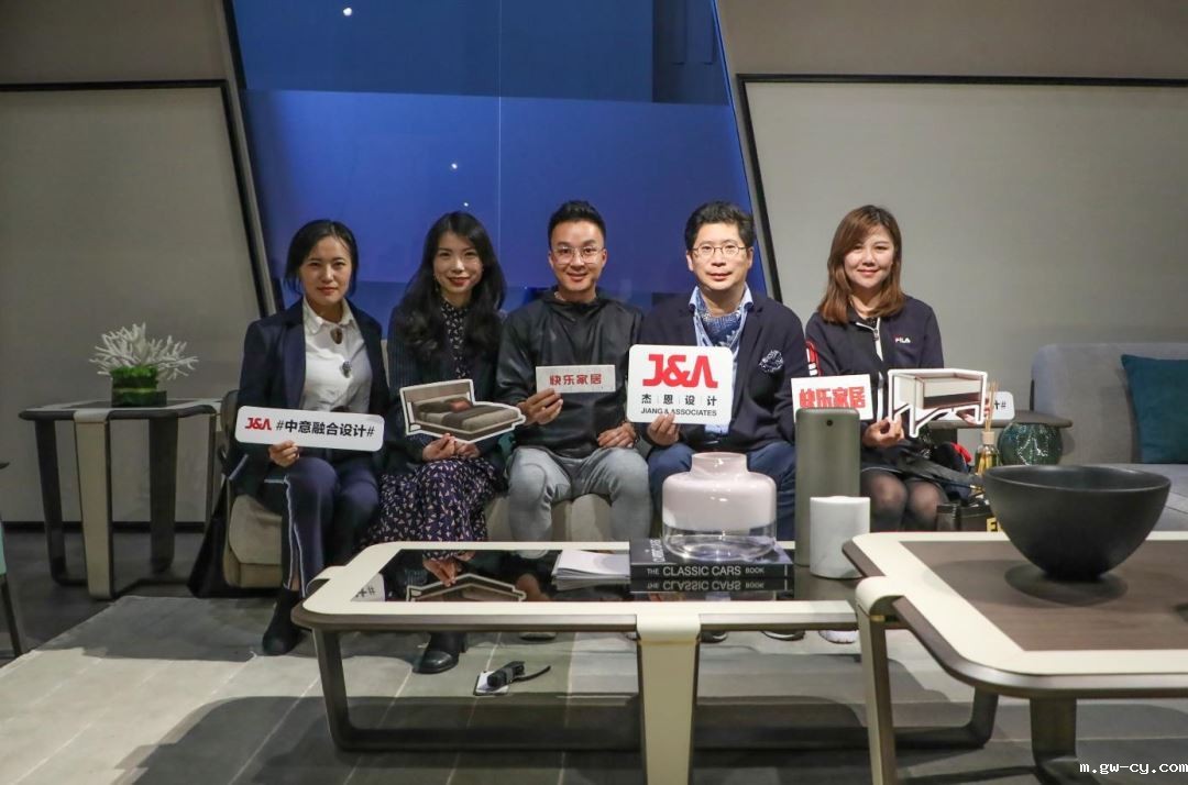 J&Abetway开户网站董事长、总设计师姜峰先生与媒体合影 J&Abetway开户网站董事长、总设计师姜峰先生与媒体合影