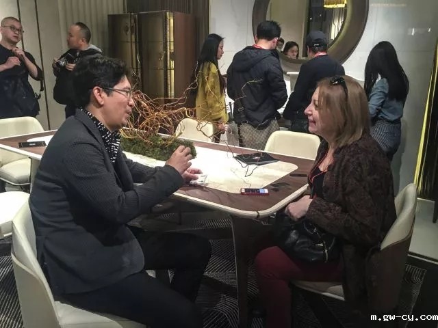 J&Abetway开户网站董事长/总设计师姜峰先生在米兰设计周与客户交流讲解 J&Abetway开户网站董事长/总设计师姜峰先生在米兰设计周与客户交流讲解