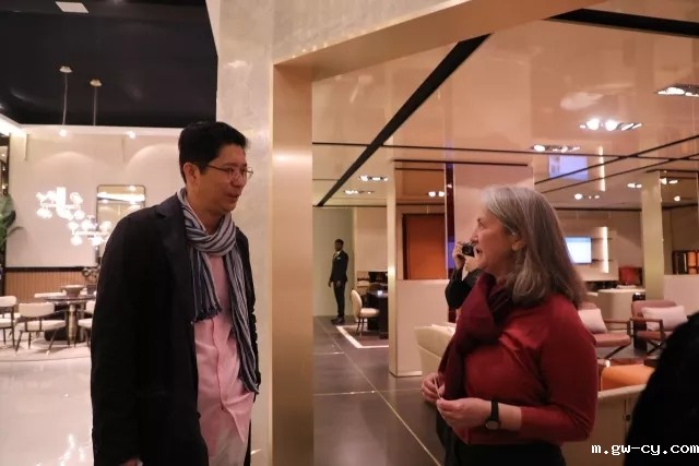 J&Abetway开户网站董事长/总设计师-姜峰先生在米兰国际家具展与众多人士现场交流 J&Abetway开户网站董事长/总设计师-姜峰先生在米兰国际家具展与众多人士现场交流