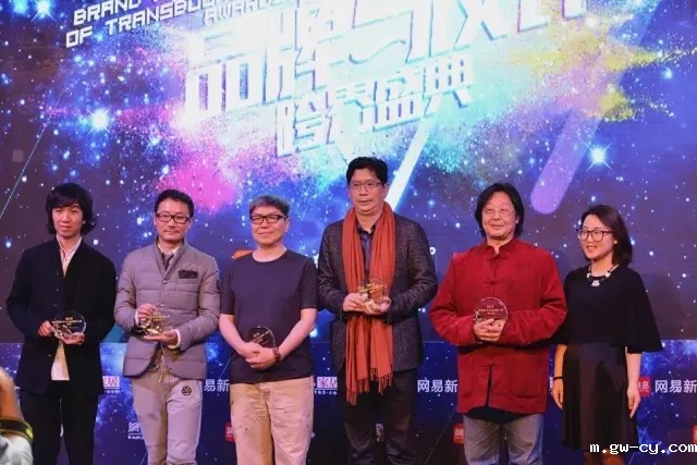 “中国设计有态度公益奖”颁奖-J&Abetway开户网站董事长/总设计师姜峰先生(右三) “中国设计有态度公益奖”颁奖-J&Abetway开户网站董事长/总设计师姜峰先生(右三)