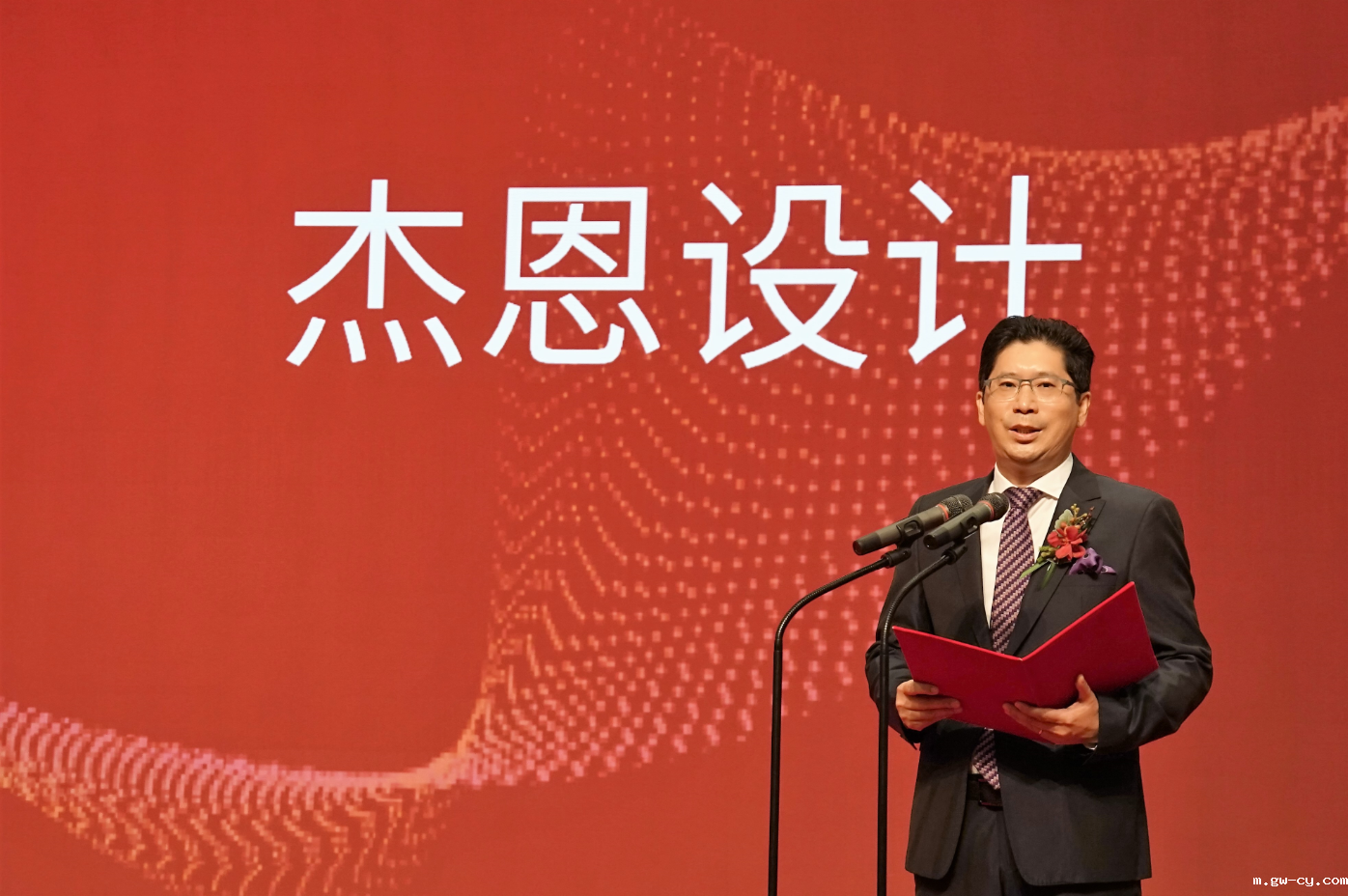 J&Abetway开户网站作为中国第一家登陆A股市场的室内设计企业上市，董事长总设计师姜峰先生发言